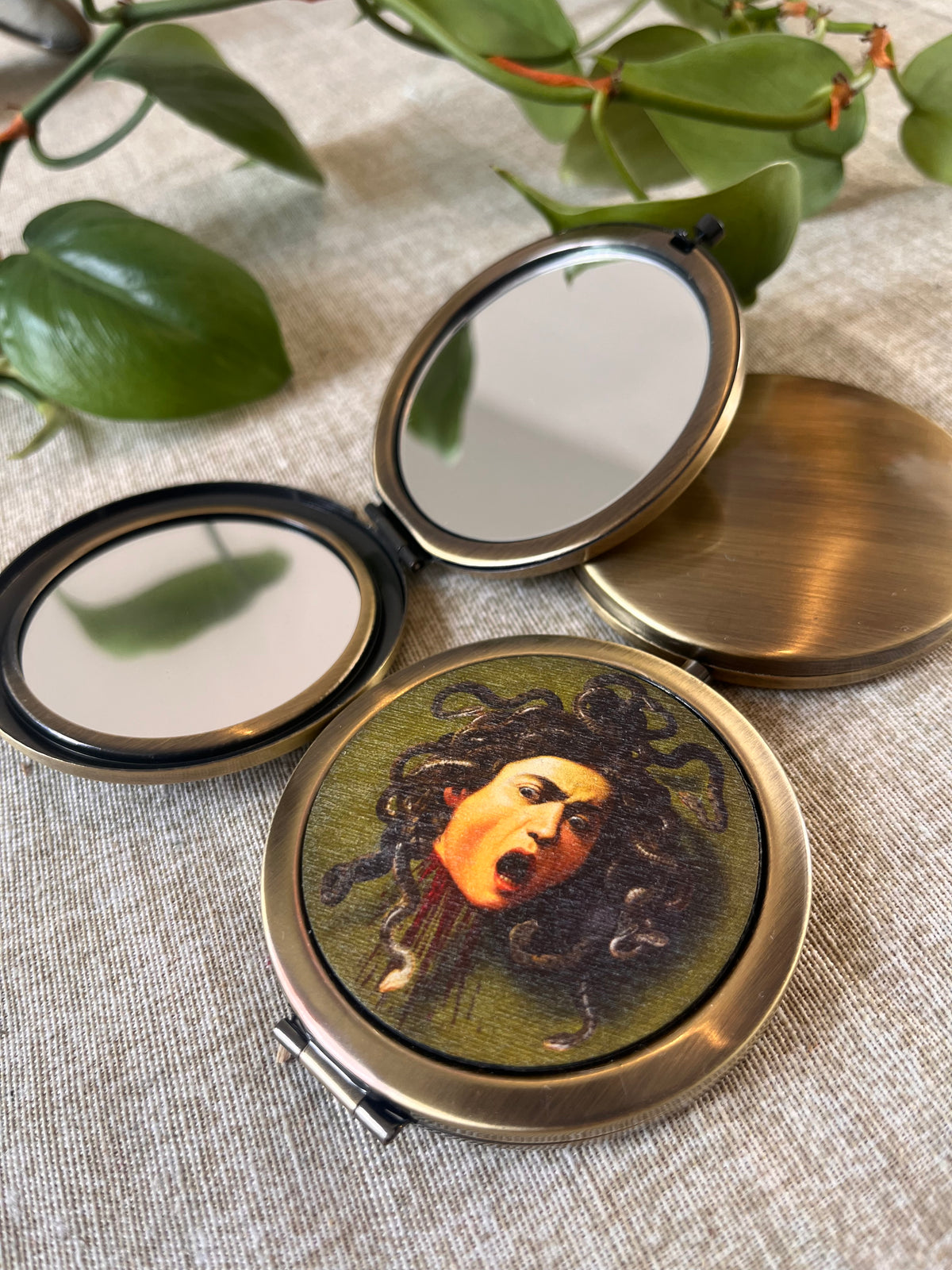 Medusa compact mirror